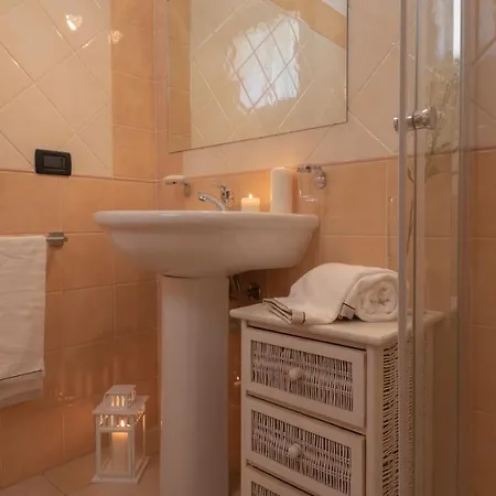 Stylish Le Fontane 1 Bedroom Sleeps 2 Num0754